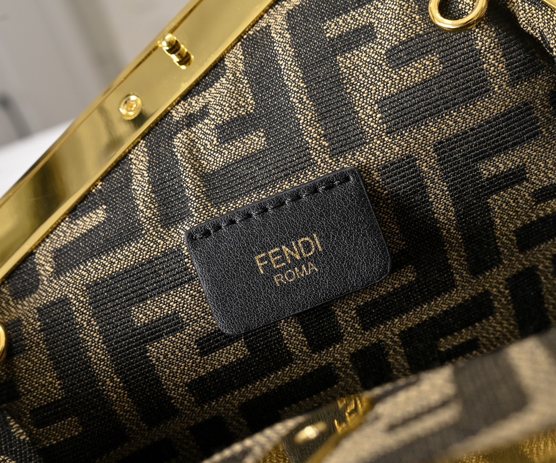 型号80016
全新FEND1 First来了！！
设计师Kim Jones主导下，设计的第一款Fend