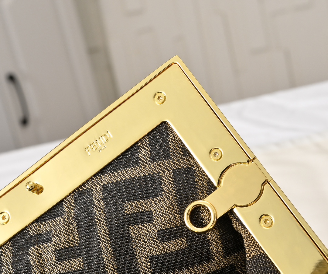 型号80016
全新FEND1 First来了！！
设计师Kim Jones主导下，设计的第一款Fend