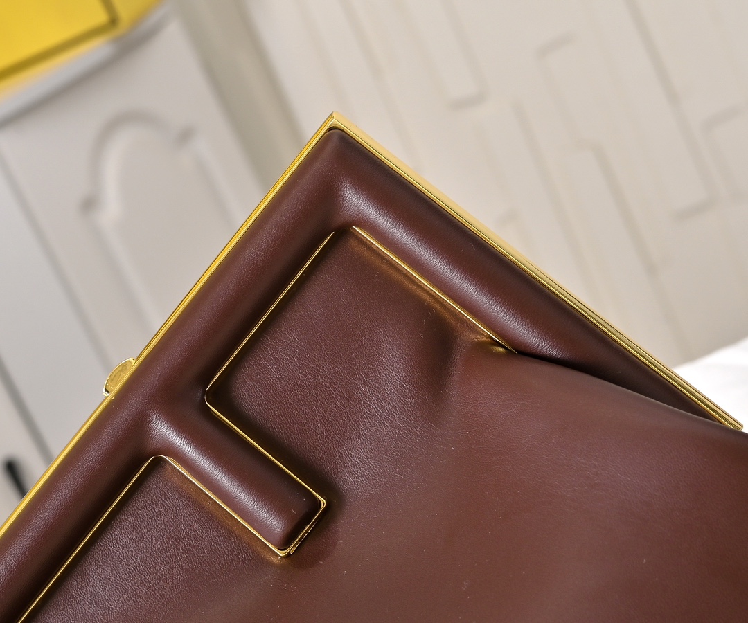 型号80016
全新FEND1 First来了！！
设计师Kim Jones主导下，设计的第一款Fend