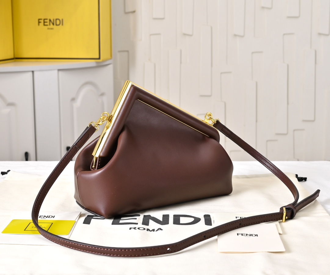 型号80016
全新FEND1 First来了！！
设计师Kim Jones主导下，设计的第一款Fend