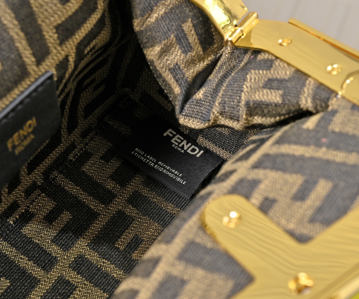 型号80016
全新FEND1 First来了！！
设计师Kim Jones主导下，设计的第一款Fend