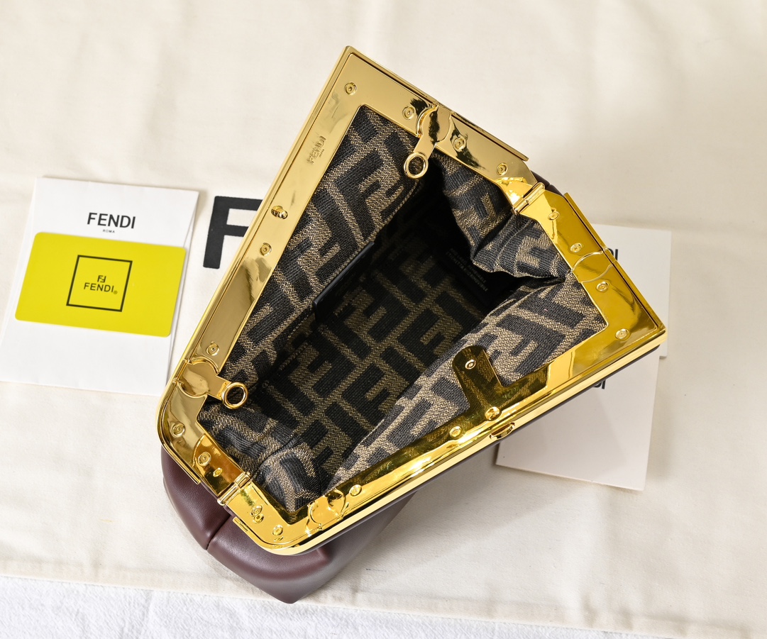 型号80016
全新FEND1 First来了！！
设计师Kim Jones主导下，设计的第一款Fend