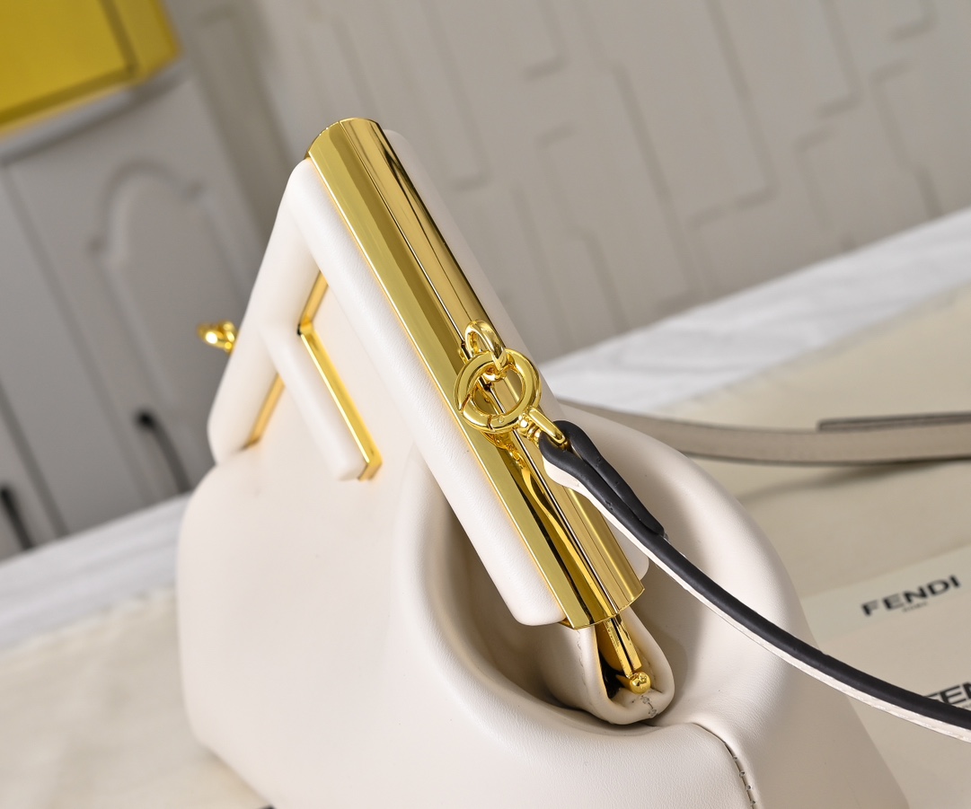 型号80016
全新FEND1 First来了！！
设计师Kim Jones主导下，设计的第一款Fend