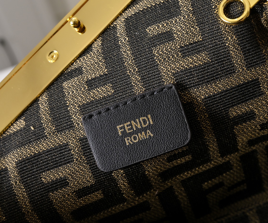 型号80016
全新FEND1 First来了！！
设计师Kim Jones主导下，设计的第一款Fend