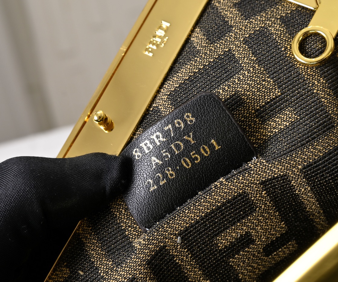 型号80016
全新FEND1 First来了！！
设计师Kim Jones主导下，设计的第一款Fend