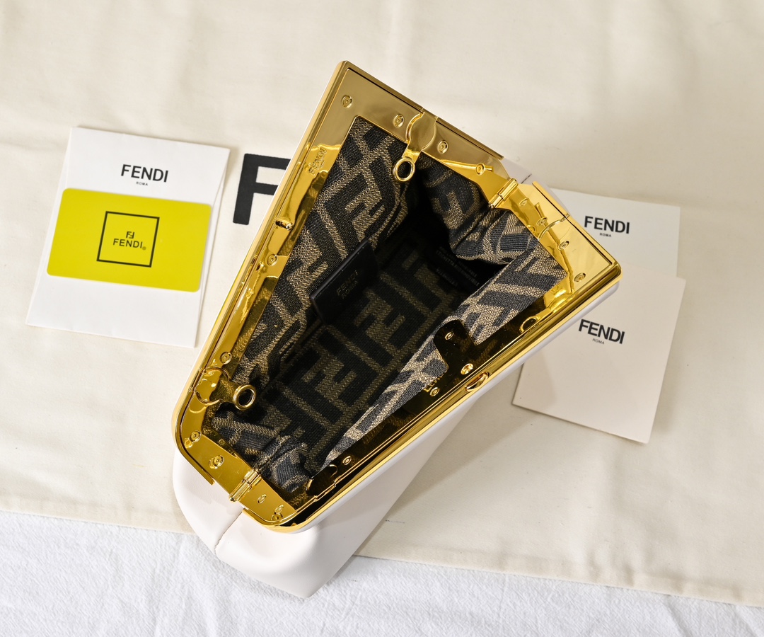 型号80016
全新FEND1 First来了！！
设计师Kim Jones主导下，设计的第一款Fend