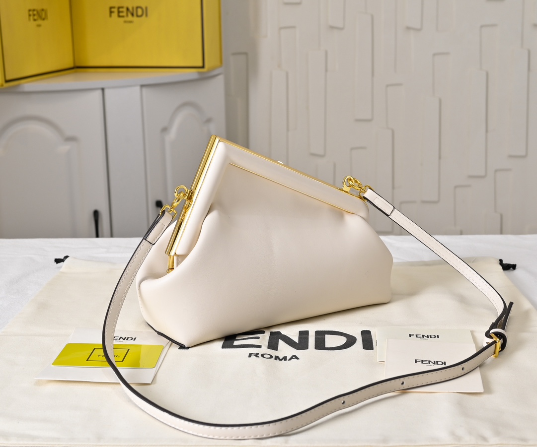 型号80016
全新FEND1 First来了！！
设计师Kim Jones主导下，设计的第一款Fend