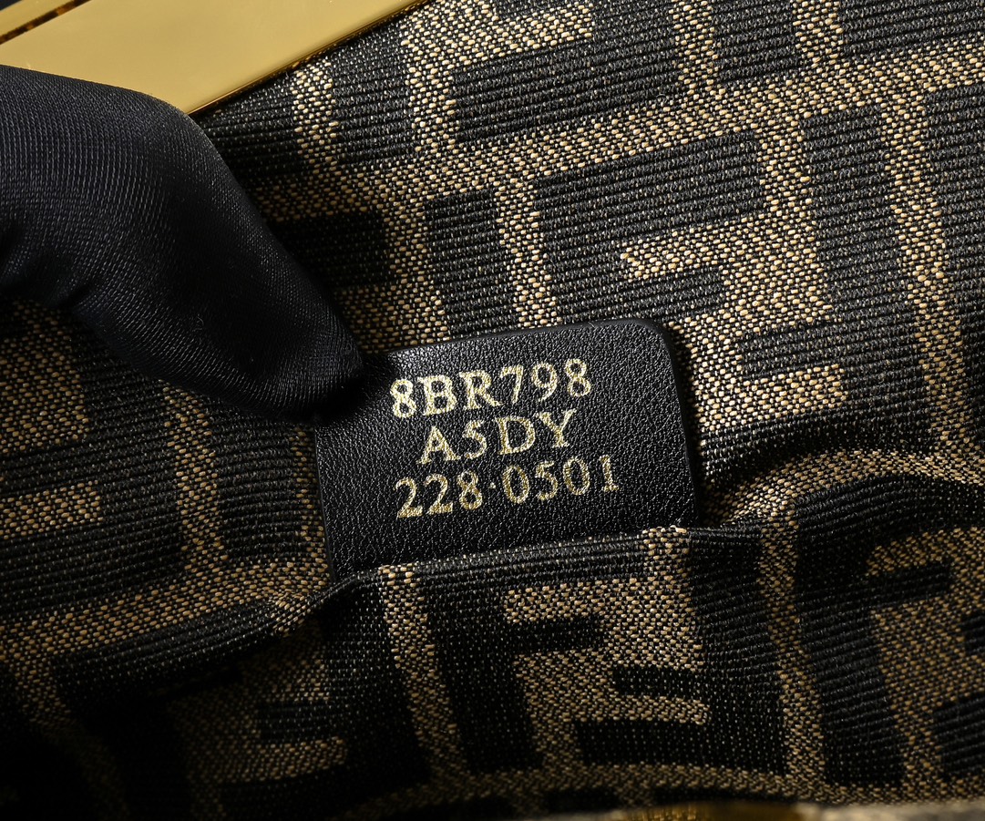 型号80017
全新FEND1 First来了！！
设计师Kim Jones主导下，设计的第一款Fend