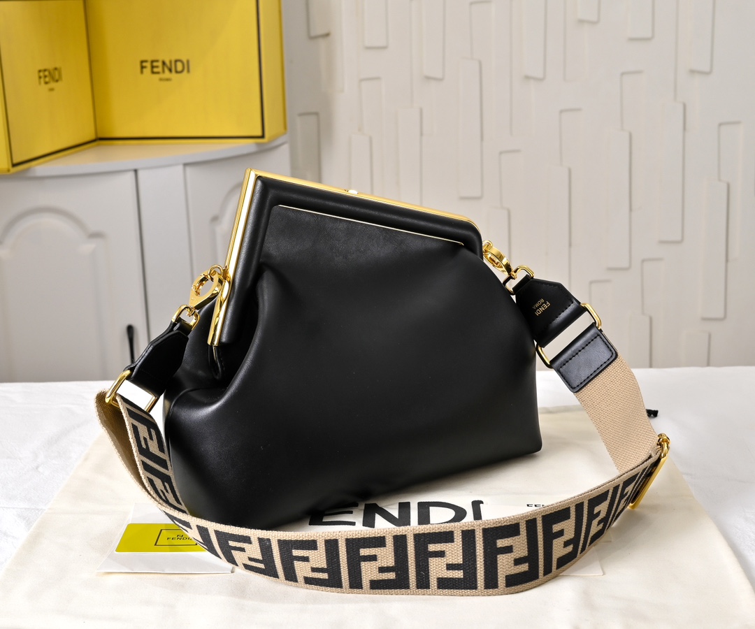 型号80017
全新FEND1 First来了！！
设计师Kim Jones主导下，设计的第一款Fend