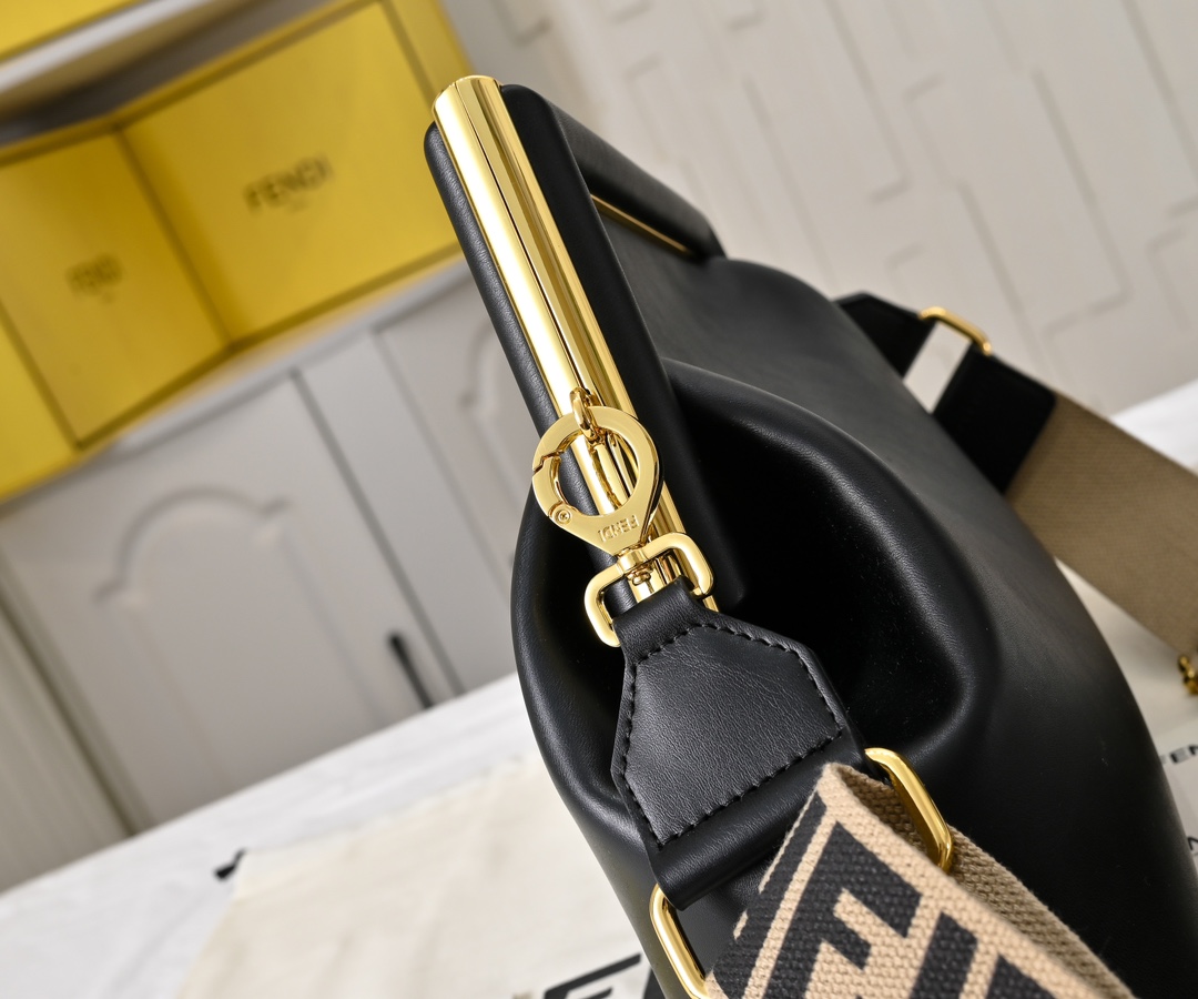 型号80017
全新FEND1 First来了！！
设计师Kim Jones主导下，设计的第一款Fend