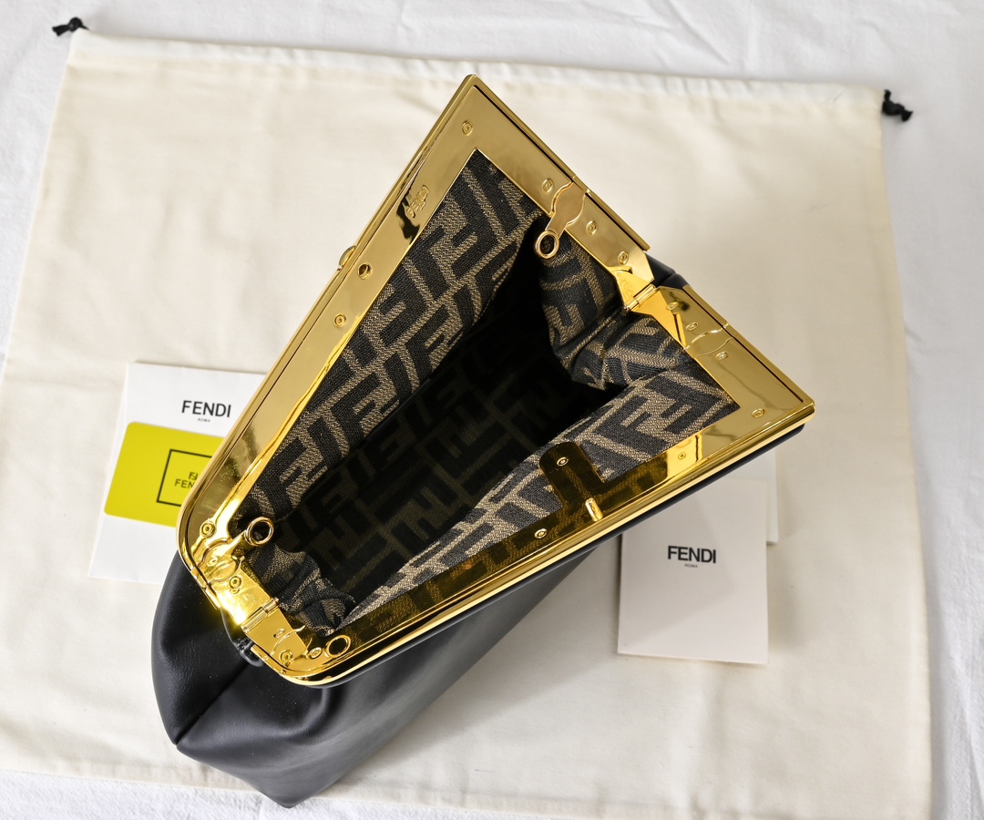 型号80017
全新FEND1 First来了！！
设计师Kim Jones主导下，设计的第一款Fend