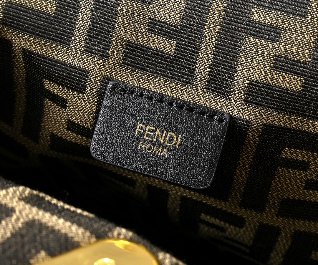 型号80017
全新FEND1 First来了！！
设计师Kim Jones主导下，设计的第一款Fend