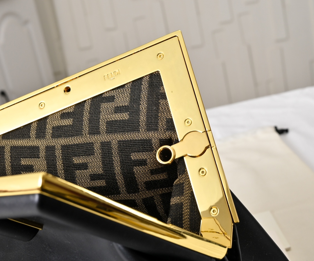 型号80017
全新FEND1 First来了！！
设计师Kim Jones主导下，设计的第一款Fend