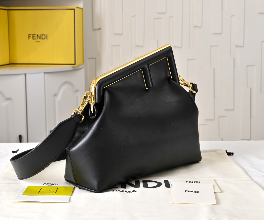 型号80017
全新FEND1 First来了！！
设计师Kim Jones主导下，设计的第一款Fend