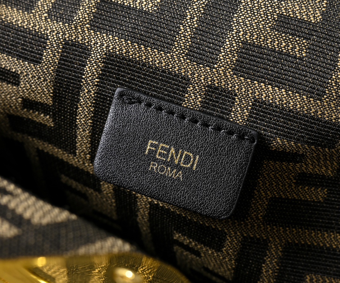 型号80017
全新FEND1 First来了！！
设计师Kim Jones主导下，设计的第一款Fend