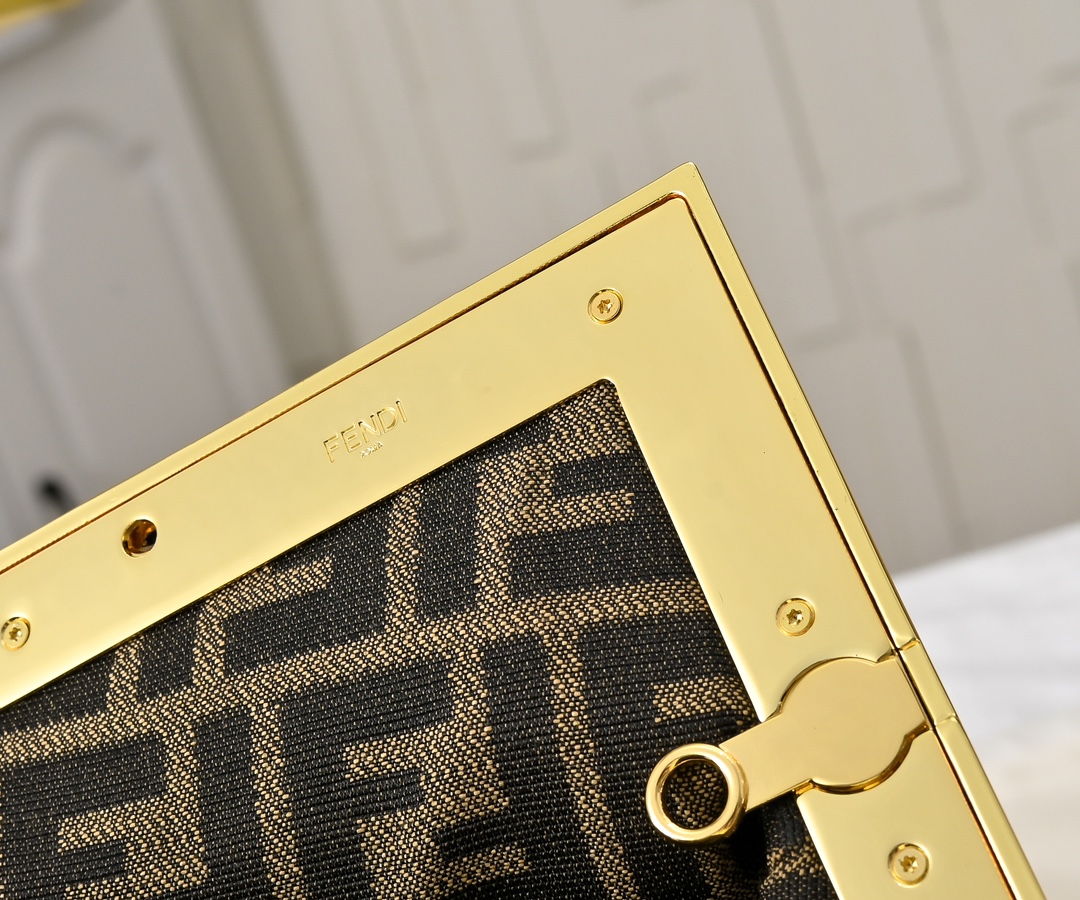 型号80017
全新FEND1 First来了！！
设计师Kim Jones主导下，设计的第一款Fend