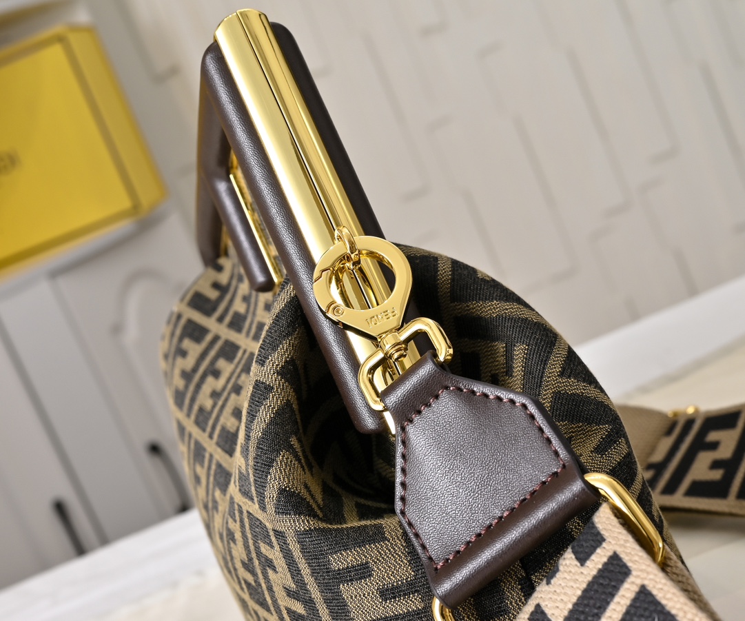 型号80017
全新FEND1 First来了！！
设计师Kim Jones主导下，设计的第一款Fend