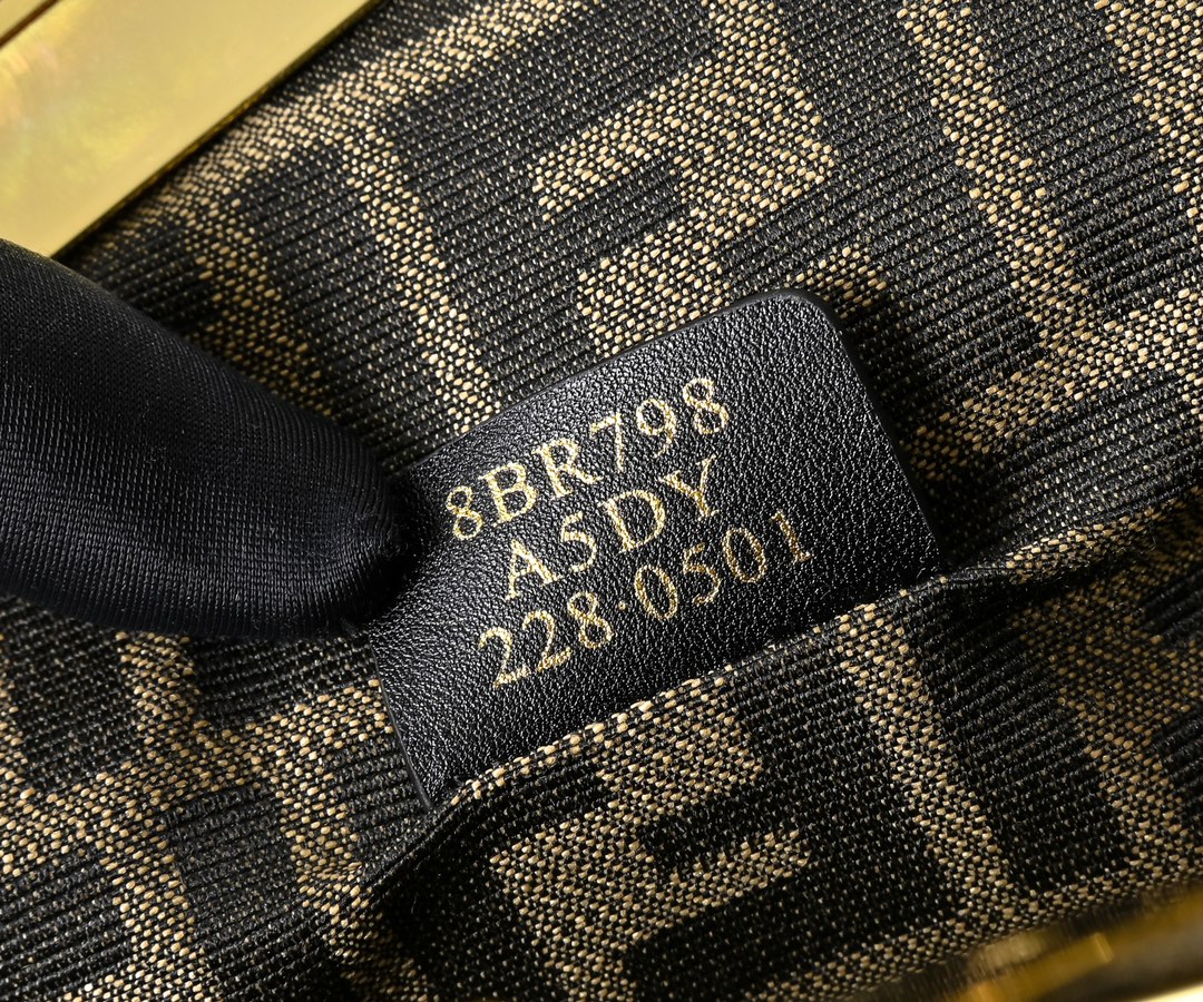 型号80017
全新FEND1 First来了！！
设计师Kim Jones主导下，设计的第一款Fend