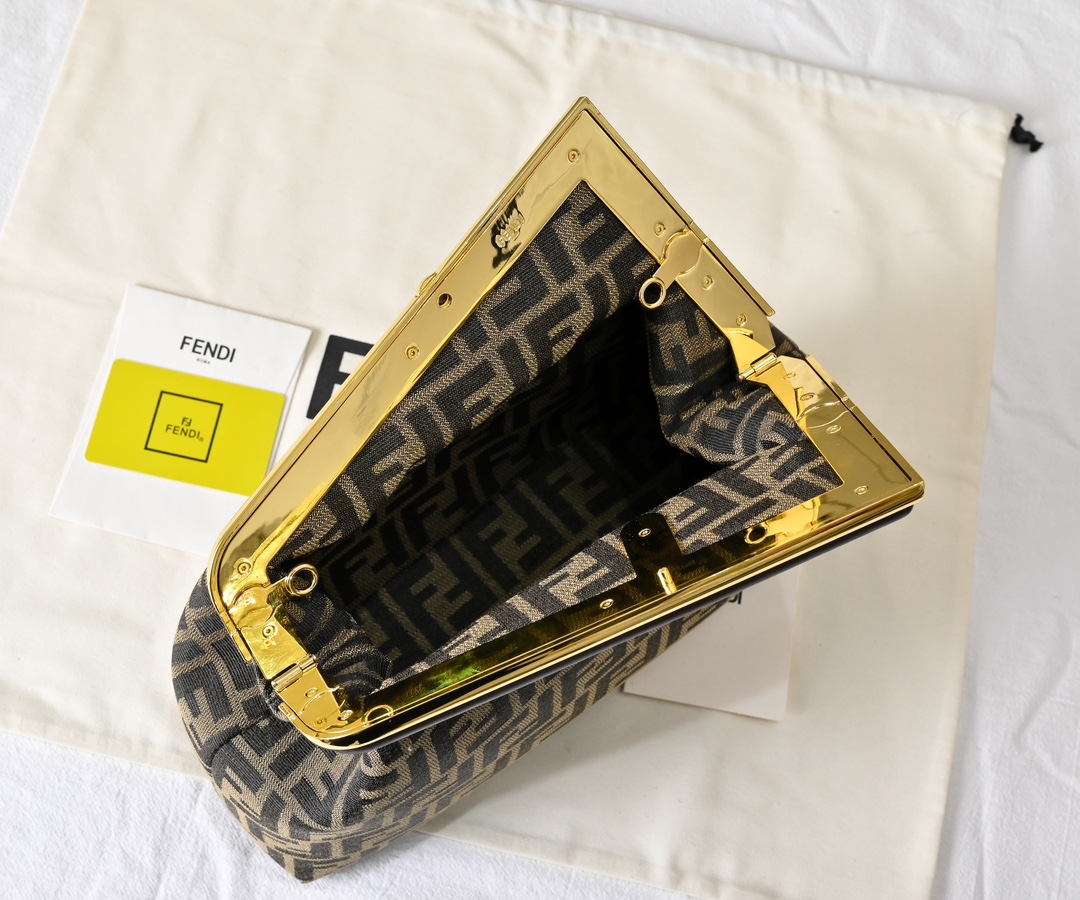 型号80017
全新FEND1 First来了！！
设计师Kim Jones主导下，设计的第一款Fend