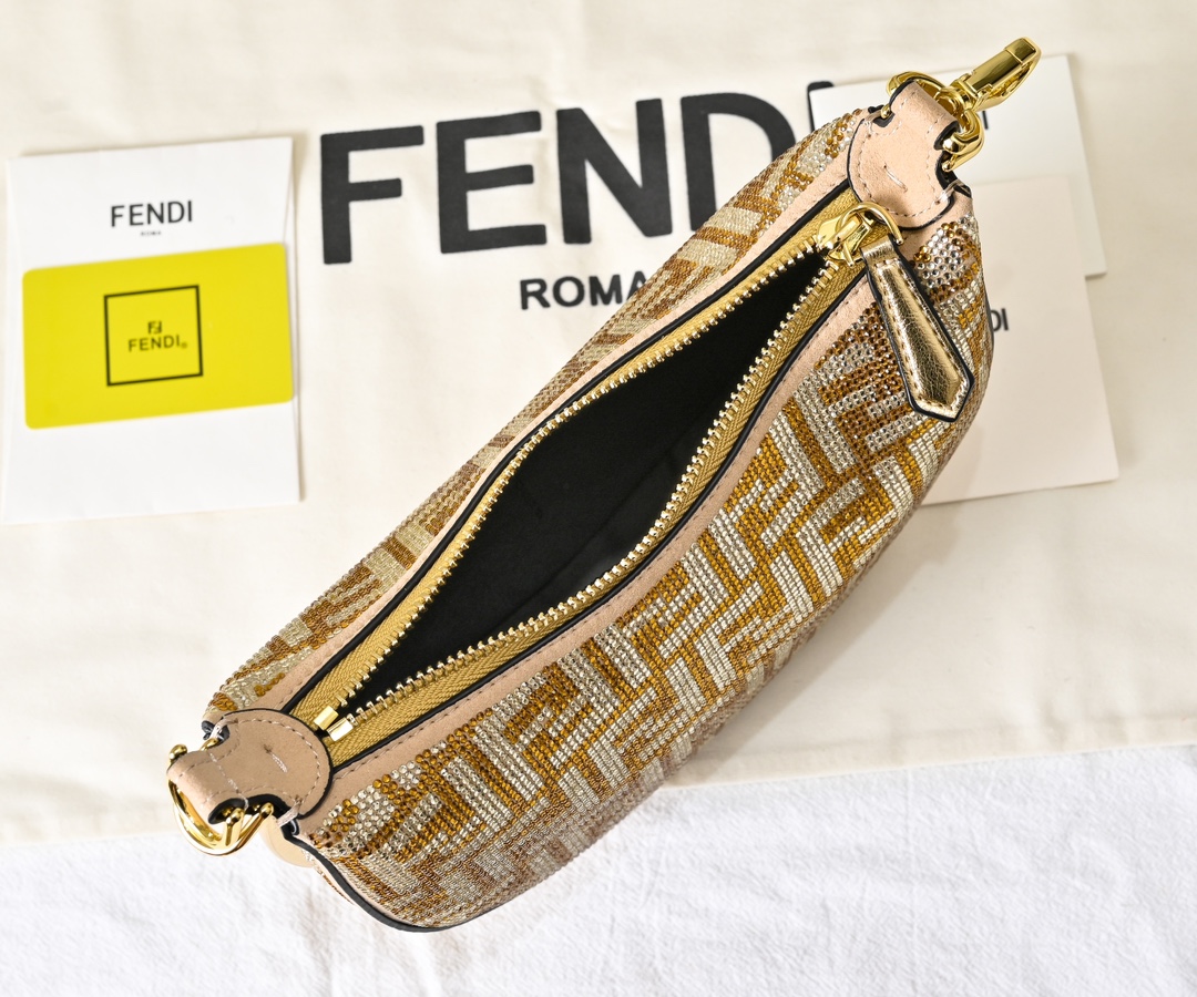 P300 20尺寸 配盒子 型号1009配有可调节长肩带，链条⛓️➕30，尺寸20cm，
FEND1praphy腋下包，以月牙造型为特色，把经典金属大Logo[FEND1]装饰在包包底部，包包的轮廓很贴切身体的线条，背在腋下的时候时尚感满满，简直就是行走的种草机！
迷你
尺寸 20