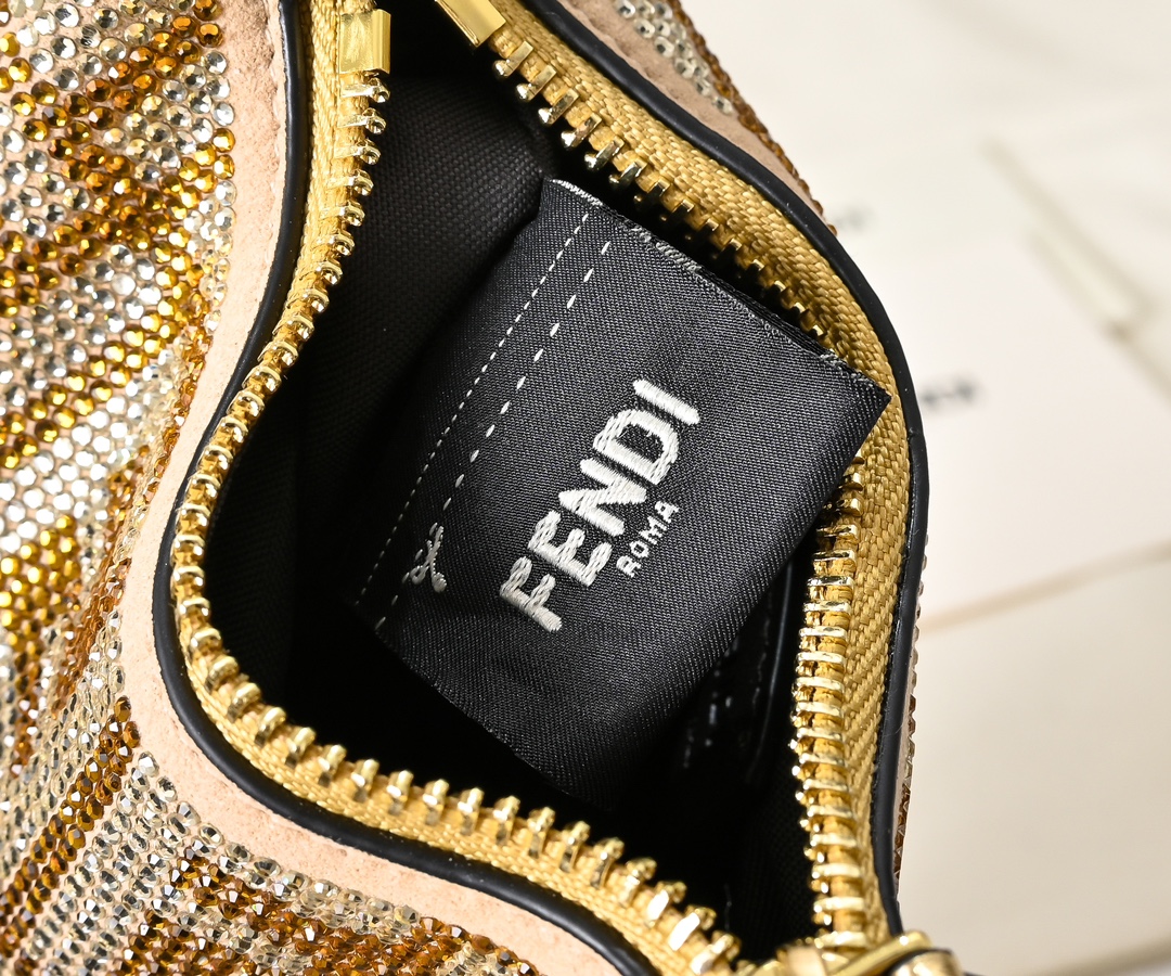 配盒子 型号2186配有可调节长肩带，链条⛓️➕30，尺寸16cm，
FEND1prap-hy腋下包，以