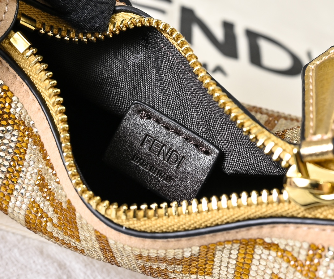 配盒子 型号2186配有可调节长肩带，链条⛓️➕30，尺寸16cm，
FEND1prap-hy腋下包，以