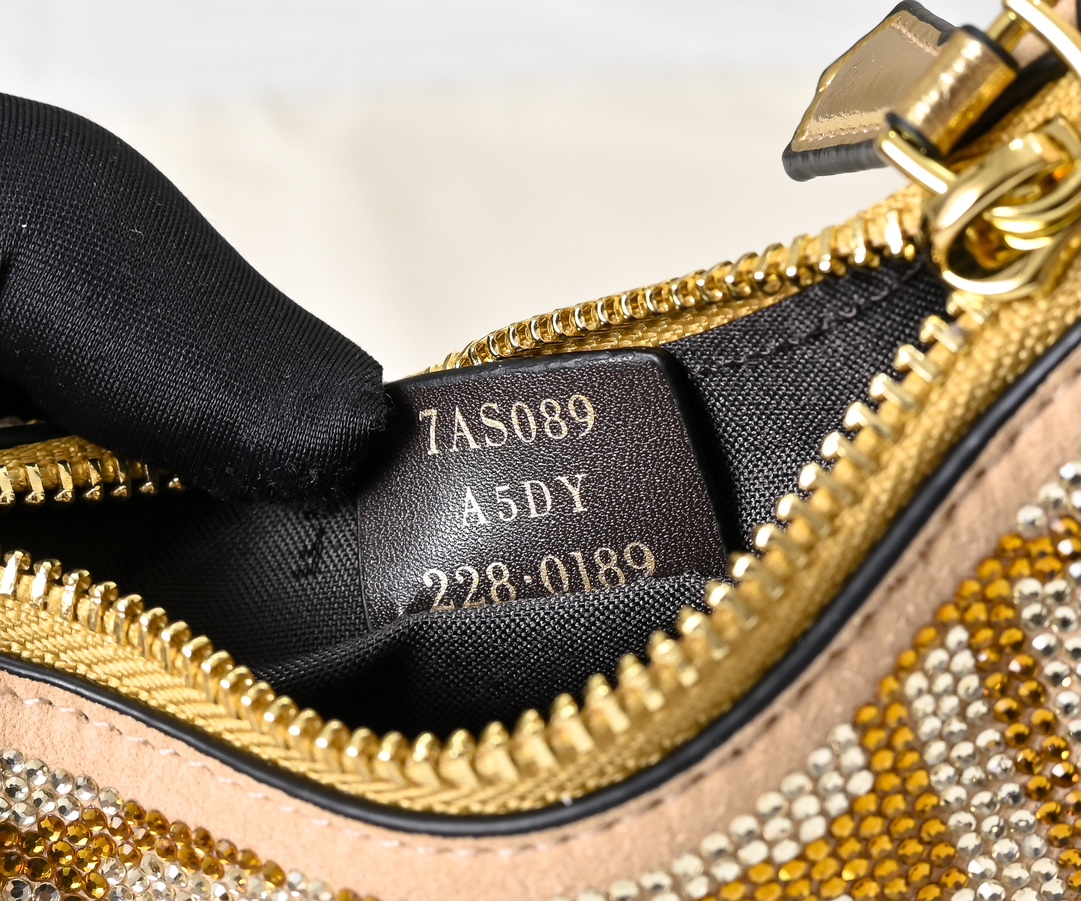 配盒子 型号2186配有可调节长肩带，链条⛓️➕30，尺寸16cm，
FEND1prap-hy腋下包，以