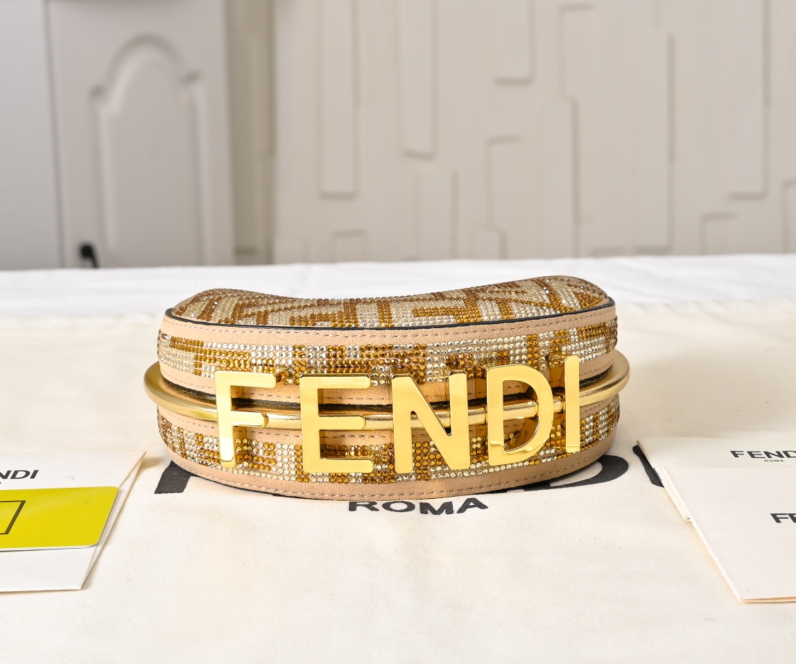 配盒子 型号2186配有可调节长肩带，链条⛓️➕30，尺寸16cm，
FEND1prap-hy腋下包，以