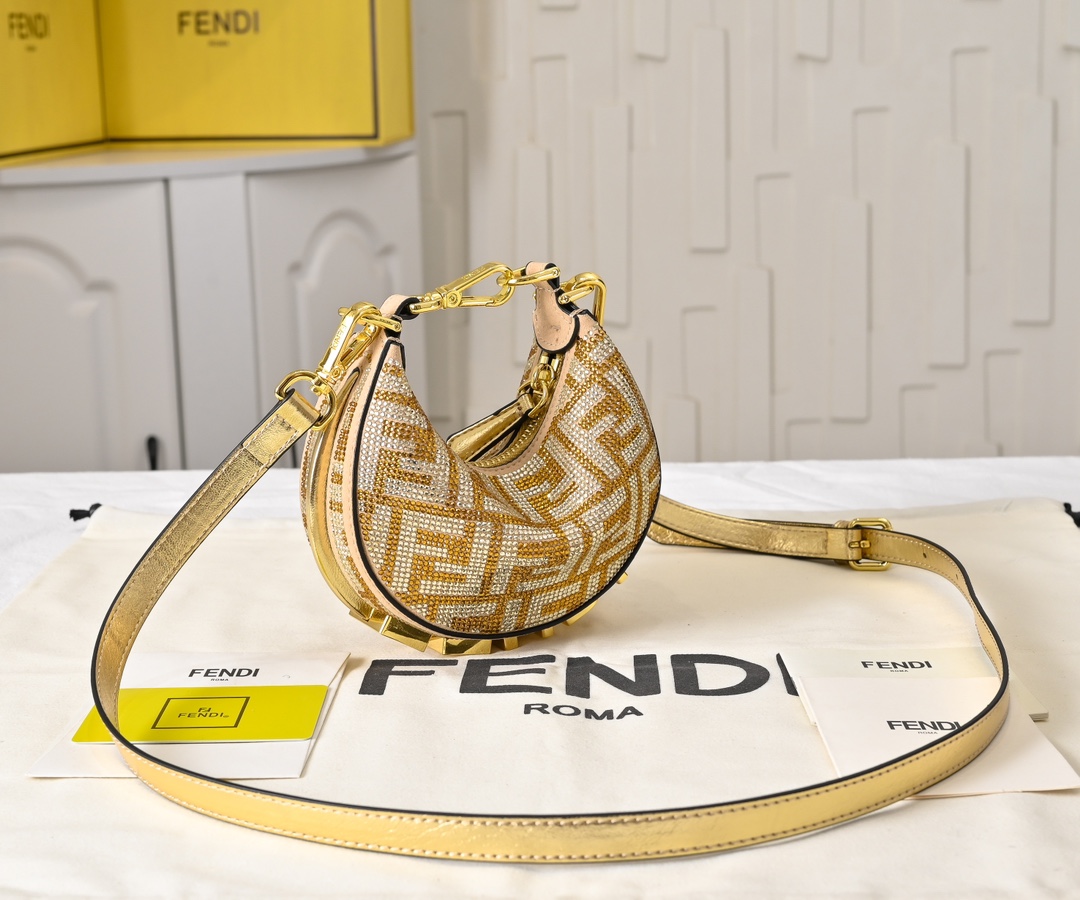 配盒子 型号2186配有可调节长肩带，链条⛓️➕30，尺寸16cm，
FEND1prap-hy腋下包，以