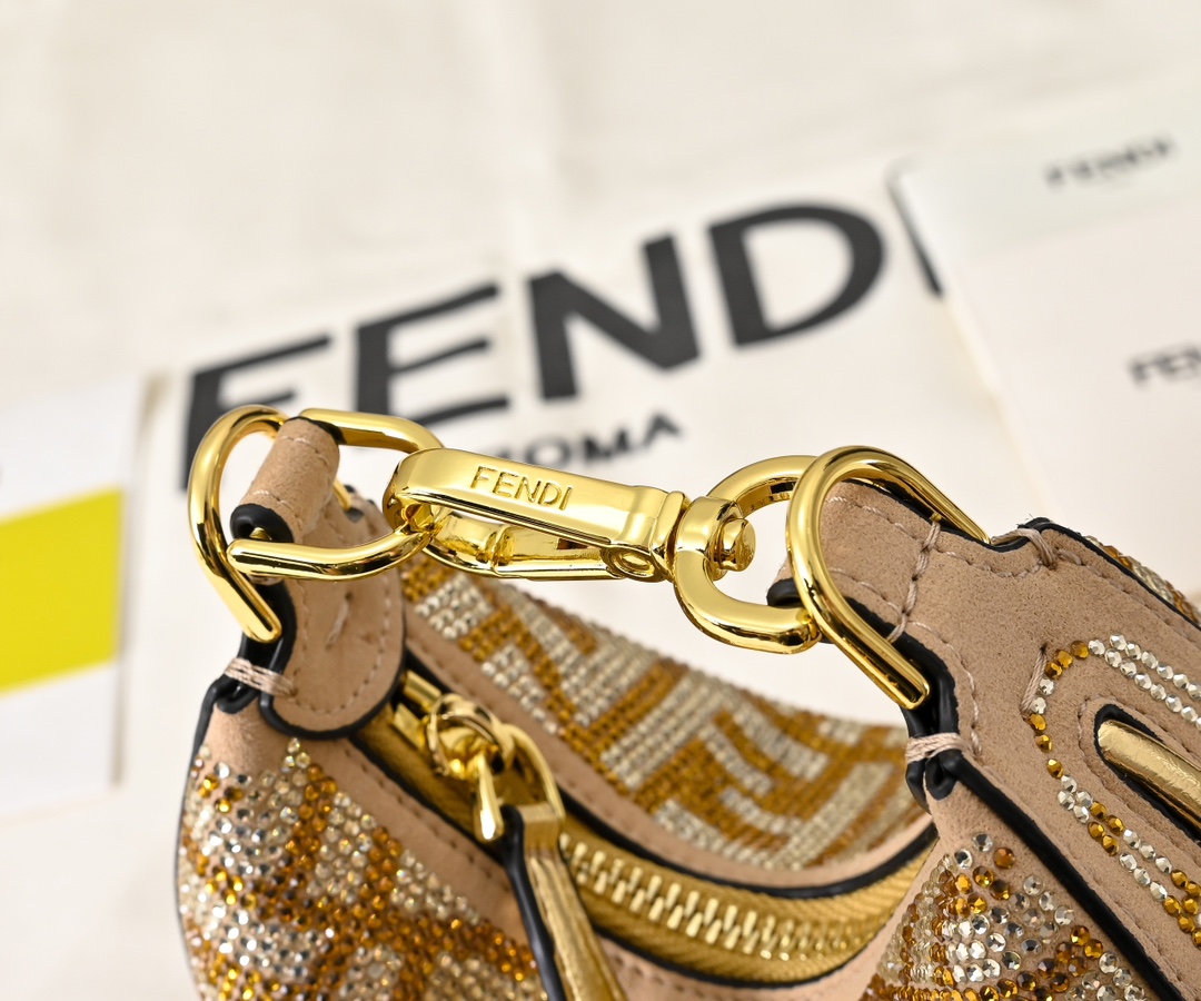 配盒子 型号2186配有可调节长肩带，链条⛓️➕30，尺寸16cm，
FEND1prap-hy腋下包，以