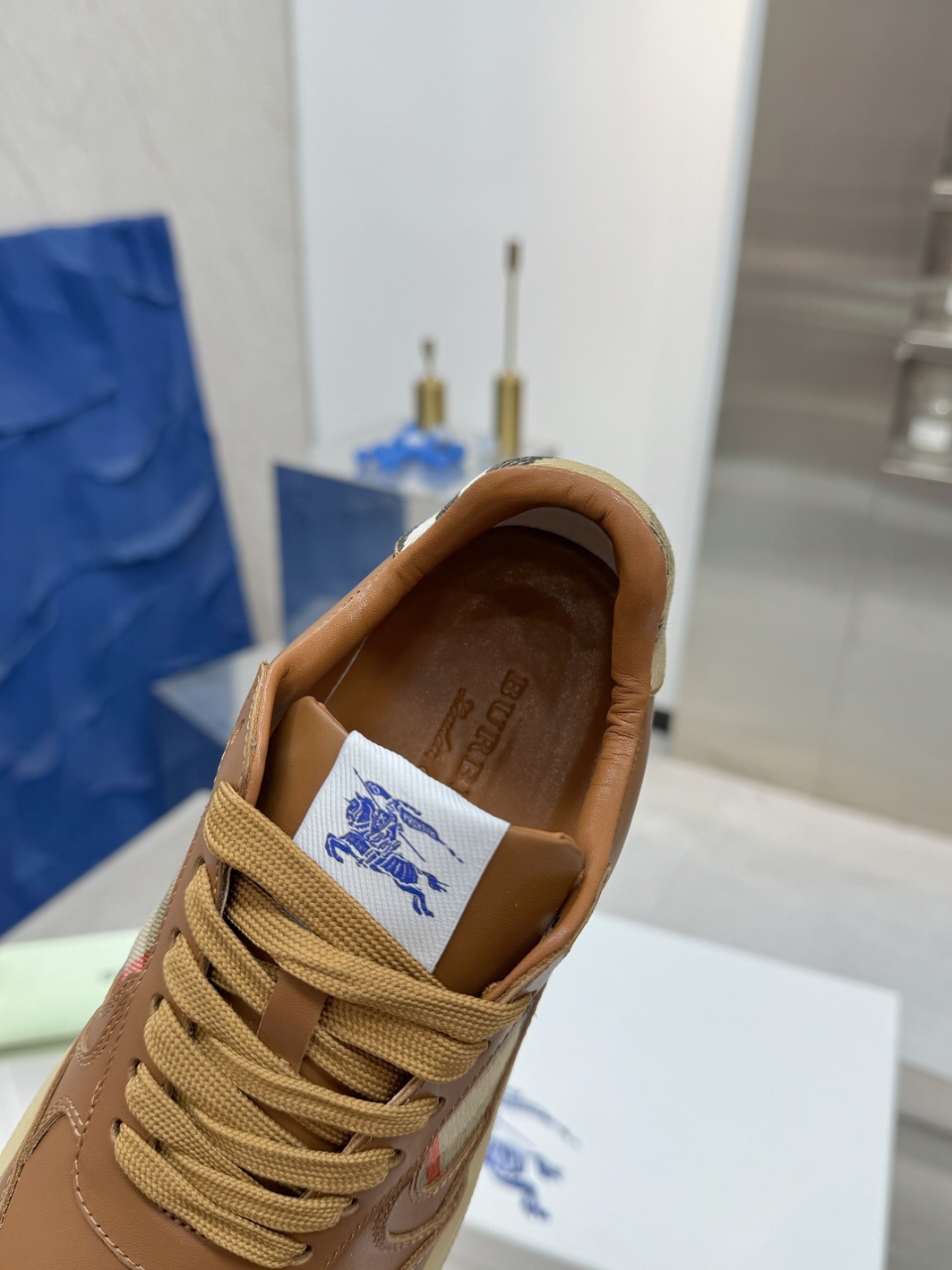 Italian-Made Sneakers with Horseman Design Label and Bobury File Soles – New Couple Outfits - 图片 5