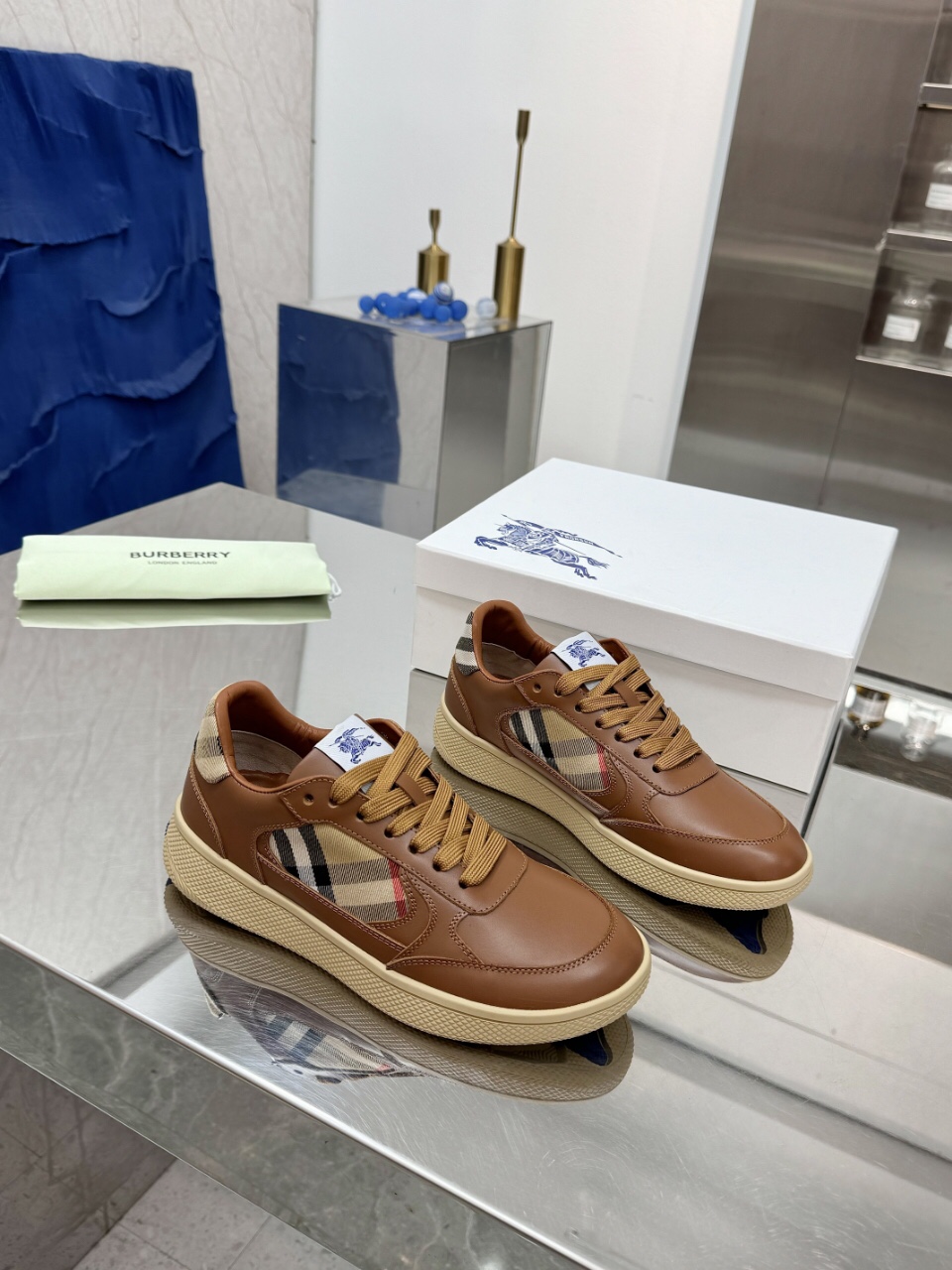 Italian-Made Sneakers with Horseman Design Label and Bobury File Soles – New Couple Outfits - 图片 7