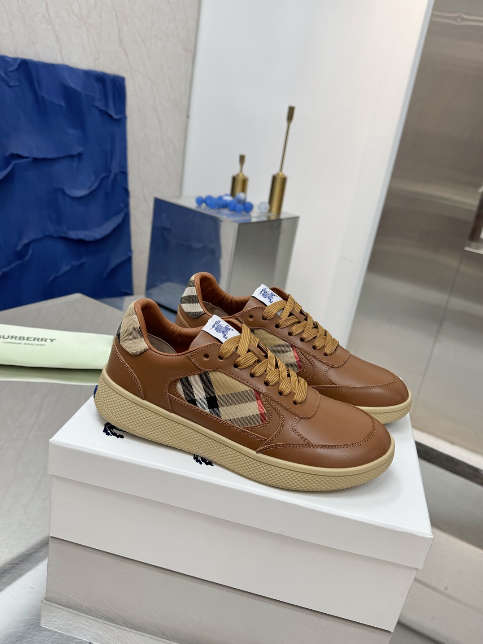 Italian-Made Sneakers with Horseman Design Label and Bobury File Soles – New Couple Outfits - 图片 2