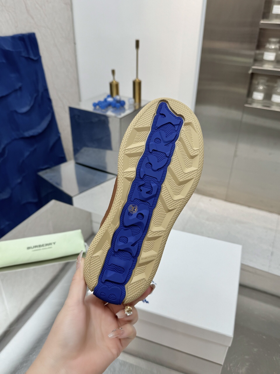 Italian-Made Sneakers with Horseman Design Label and Bobury File Soles – New Couple Outfits - 图片 6