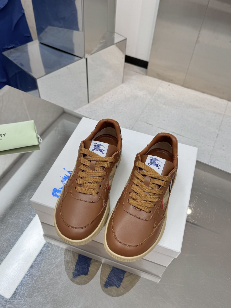 Italian-Made Sneakers with Horseman Design Label and Bobury File Soles – New Couple Outfits - 图片 4