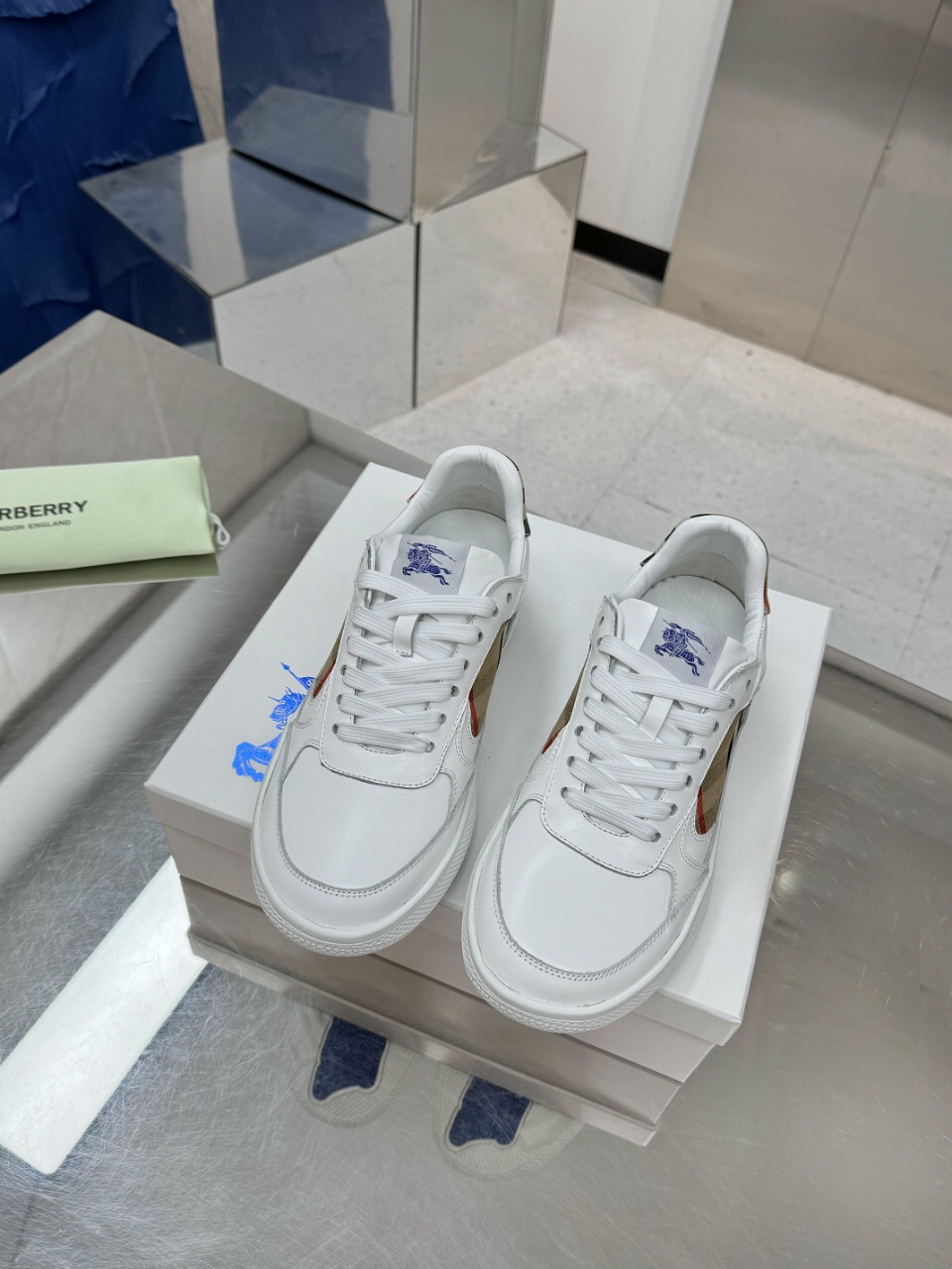 Italian-Made Couple Outfits: Smooth Calf Sneakers with Horseman Design Label. - 图片 4