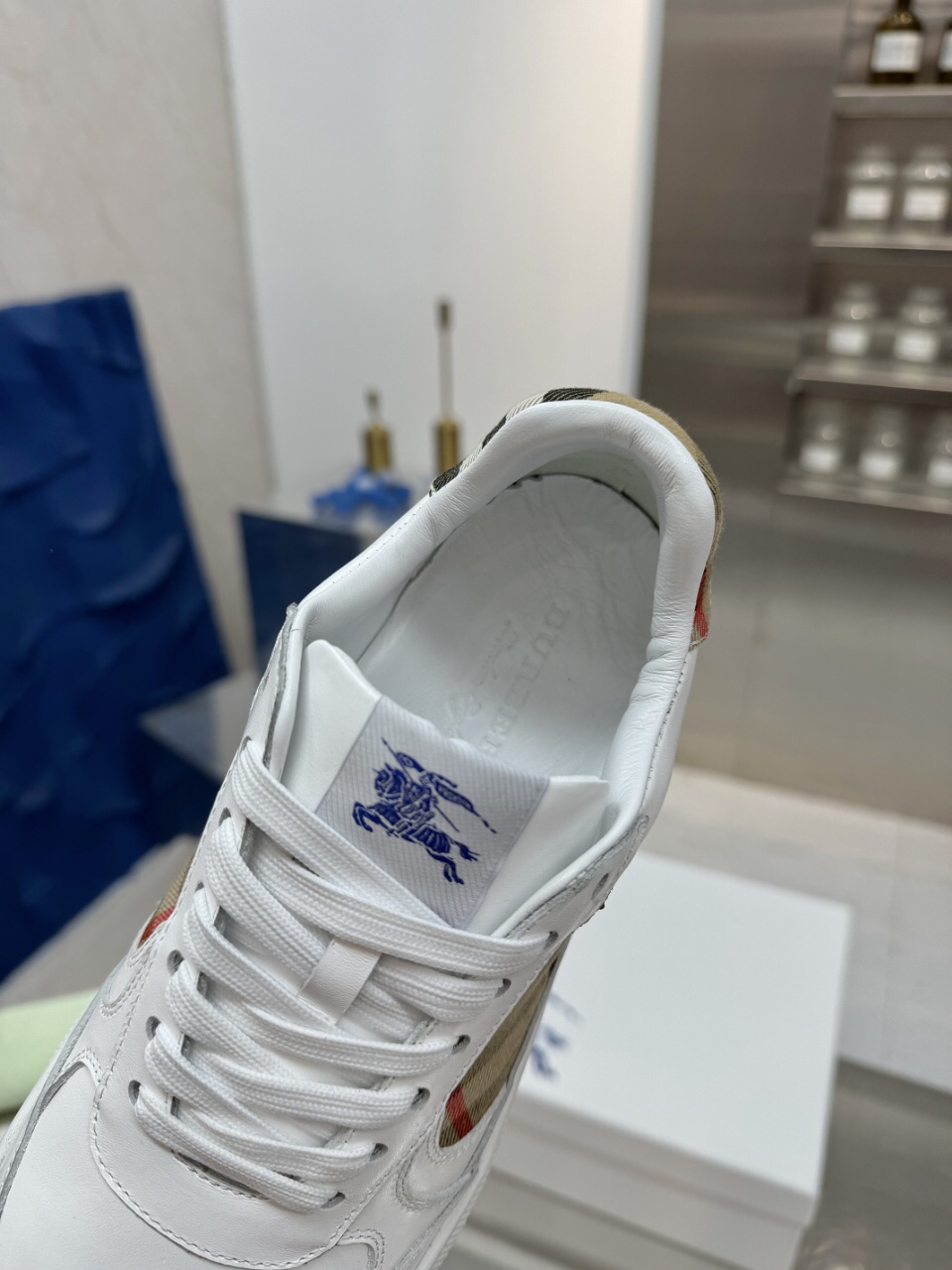 Italian-Made Couple Outfits: Smooth Calf Sneakers with Horseman Design Label. - 图片 6
