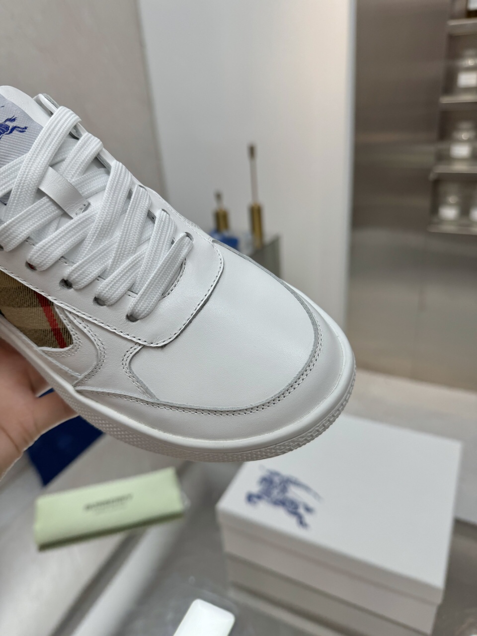 Italian-Made Couple Outfits: Smooth Calf Sneakers with Horseman Design Label. - 图片 5
