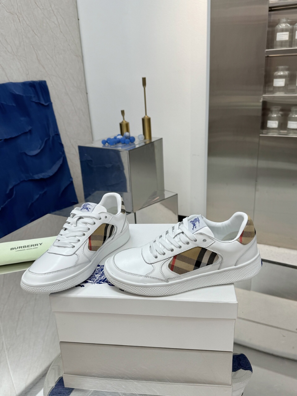 Italian-Made Couple Outfits: Smooth Calf Sneakers with Horseman Design Label. - 图片 2