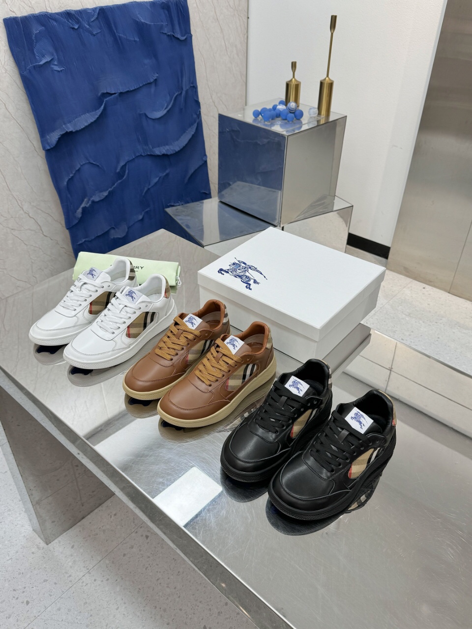 Italian-Made Couple Outfits: Smooth Calf Sneakers with Horseman Design Label. - 图片 9
