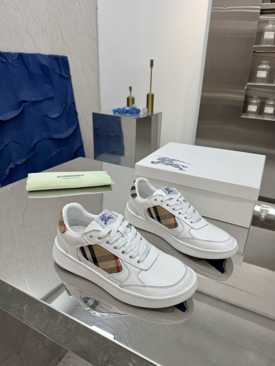Italian-Made Couple Outfits: Smooth Calf Sneakers with Horseman Design Label. - 图片 3