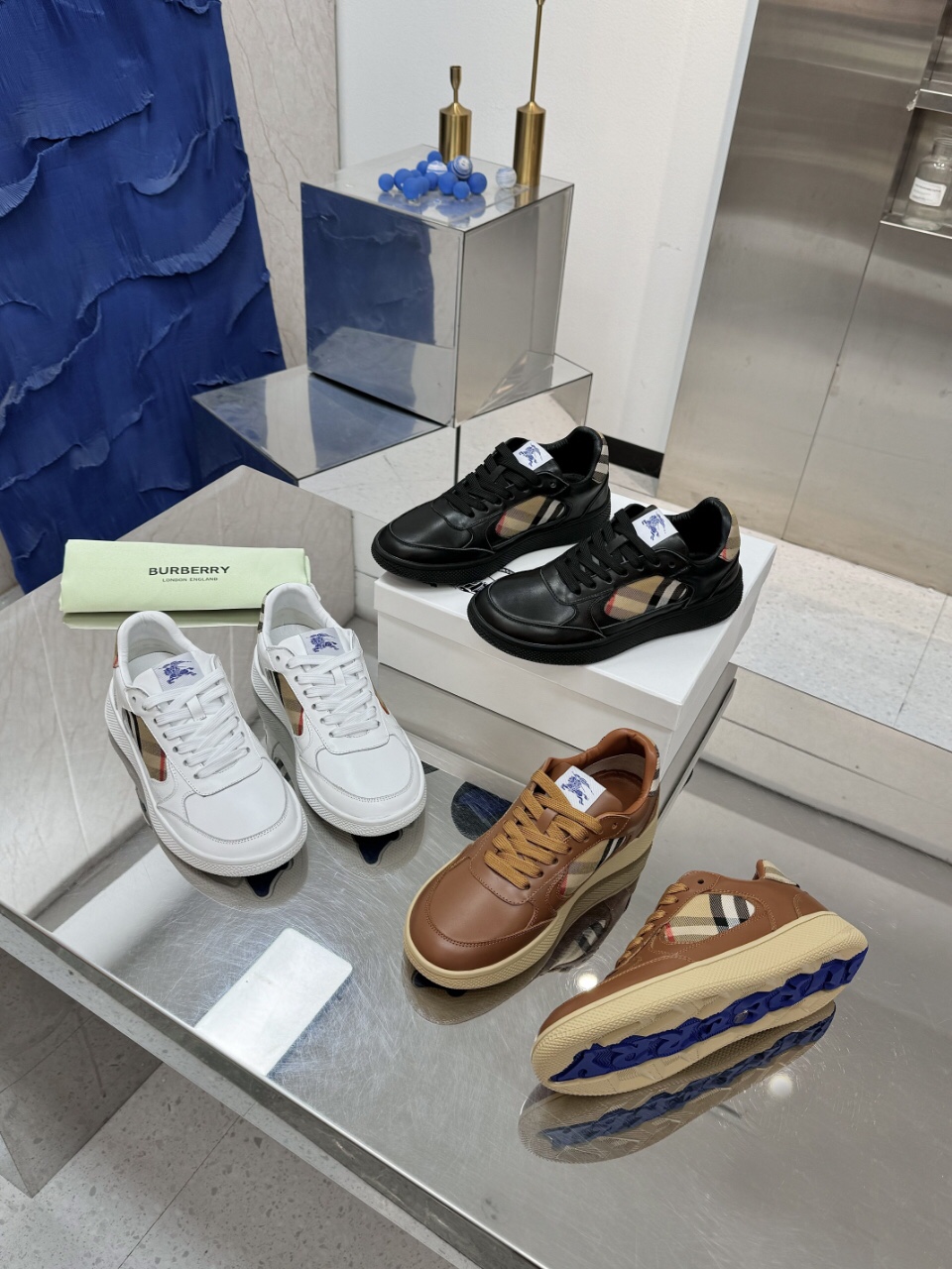 Italian-Made Couple Outfits: Smooth Calf Sneakers with Horseman Design Label. - 图片 8