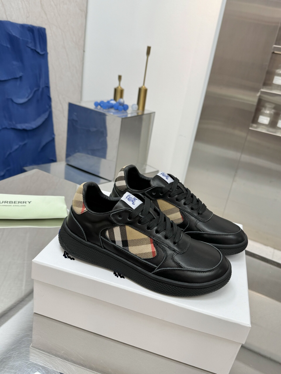 Italian-Made Sneakers with Horseman Design Label and Iconic Sandals: New Couple Outfits. - 图片 4