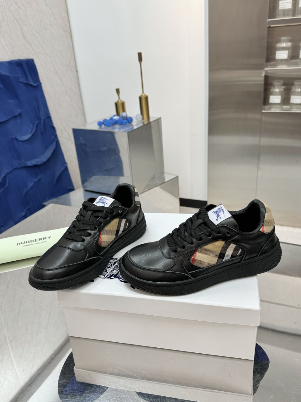 Italian-Made Sneakers with Horseman Design Label and Iconic Sandals: New Couple Outfits. - 图片 1