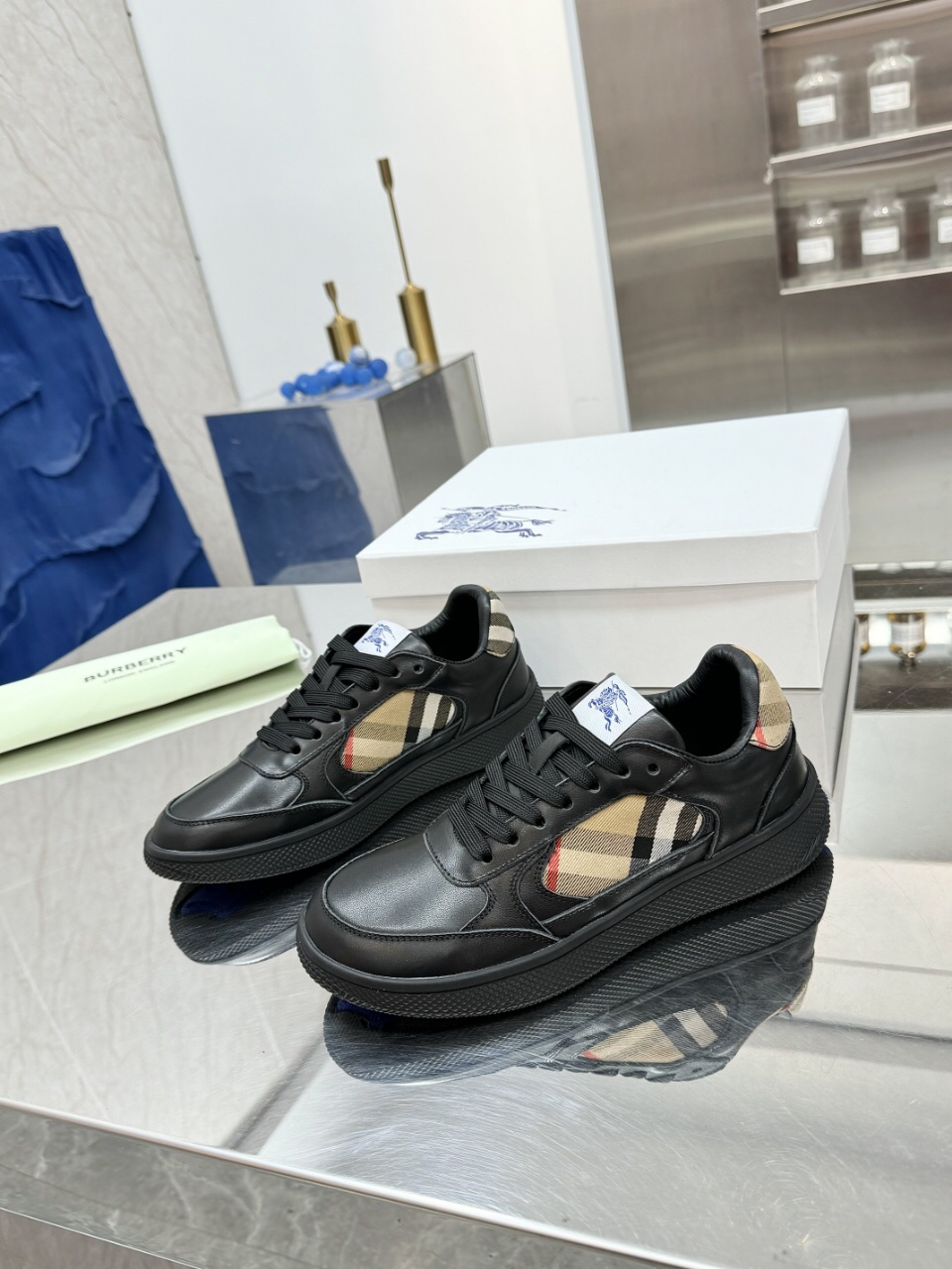 Italian-Made Sneakers with Horseman Design Label and Iconic Sandals: New Couple Outfits. - 图片 3