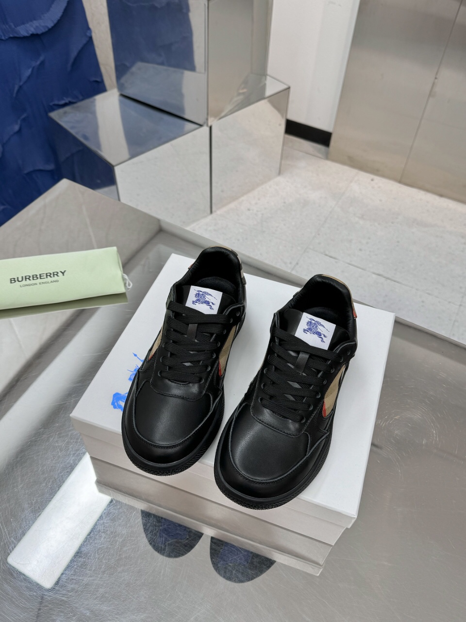 Italian-Made Sneakers with Horseman Design Label and Iconic Sandals: New Couple Outfits. - 图片 2