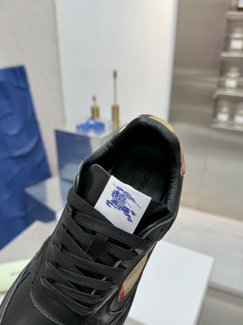 Italian-Made Sneakers with Horseman Design Label and Iconic Sandals: New Couple Outfits. - 图片 5