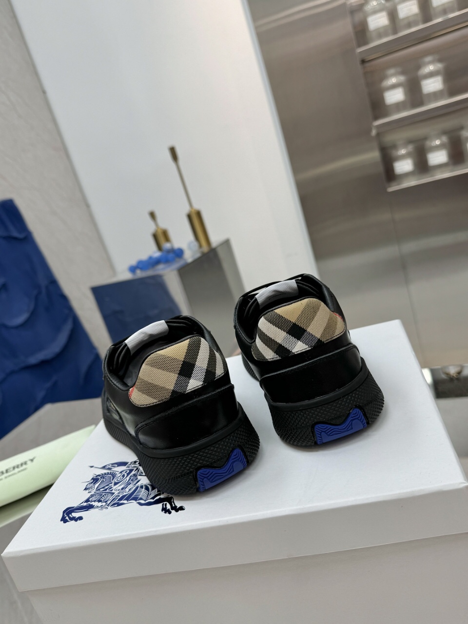 Italian-Made Sneakers with Horseman Design Label and Iconic Sandals: New Couple Outfits. - 图片 6