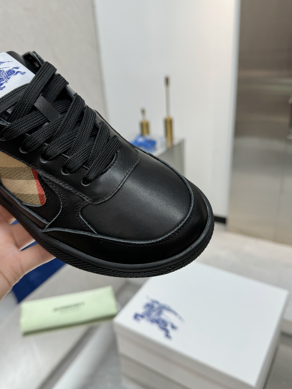 Italian-Made Sneakers with Horseman Design Label and Iconic Sandals: New Couple Outfits. - 图片 7