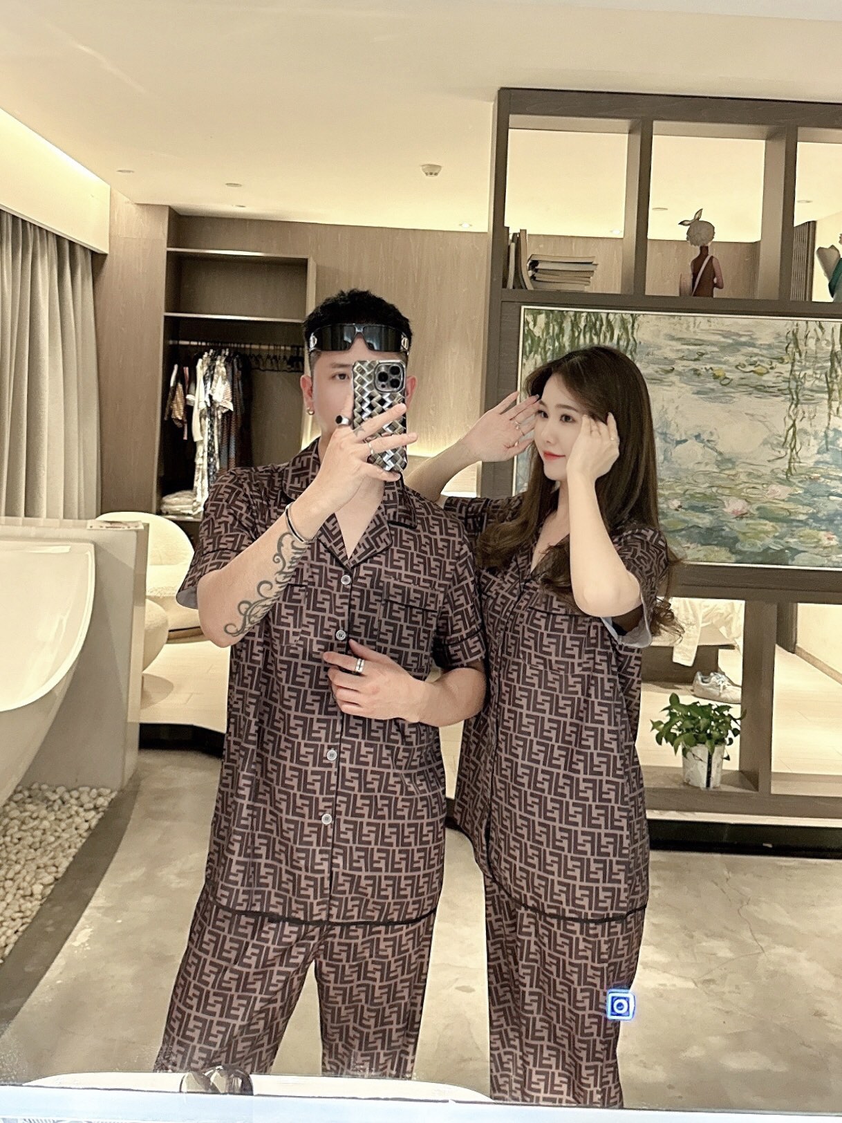 NO:430853,Fendi Couple Model 2025 Summer New Home Clothing Pajamas Set, Customized Ice Wire Fabric for counter, breathable and comfortable, impeccable details, brand element design concept, reflecting high quality. It feels delicate and soft!  It is casually cut, with a great upper body style!  Number of code M-3XL Please report height and weight by placing an order, fendi, alexander wang19860909芬迪 情侣款 2025夏季新款 家居服 睡衣 套装,专柜定制冰丝面料 透气舒适度高,细节无可挑剔,品牌元素设计理念,体现高品质.手感细腻柔软！呈现休闲裁剪,上身版型超赞！码数M-3XL 下单请报身高体重,,fendi,alexander wang,Men's clothing